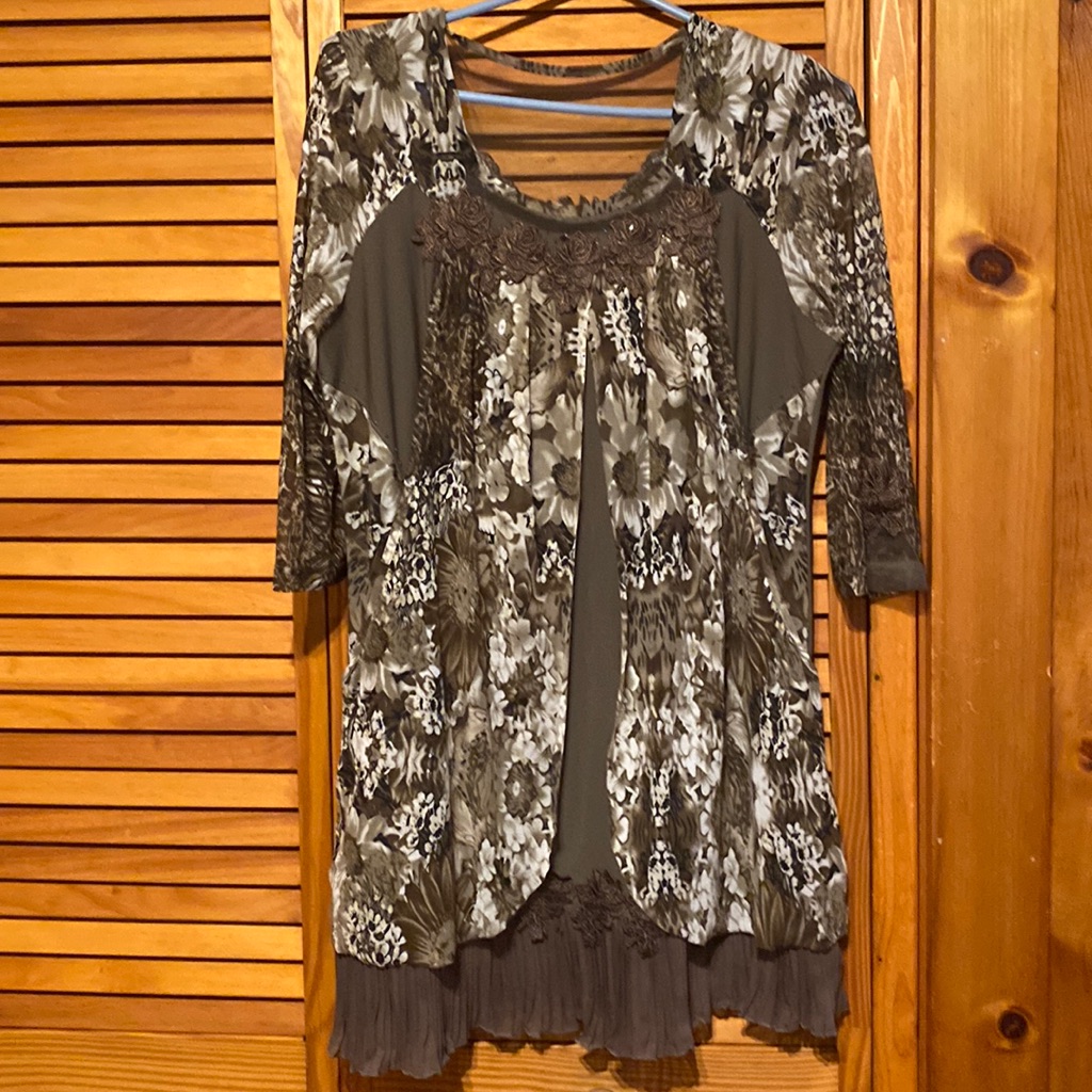 Absolutely Beautiful Top Possible Wearing With Leggings And Pants Long Sleeve Absolutely Beautiful Top Possible Wearing With Leggings And Pants Long Sleeve
